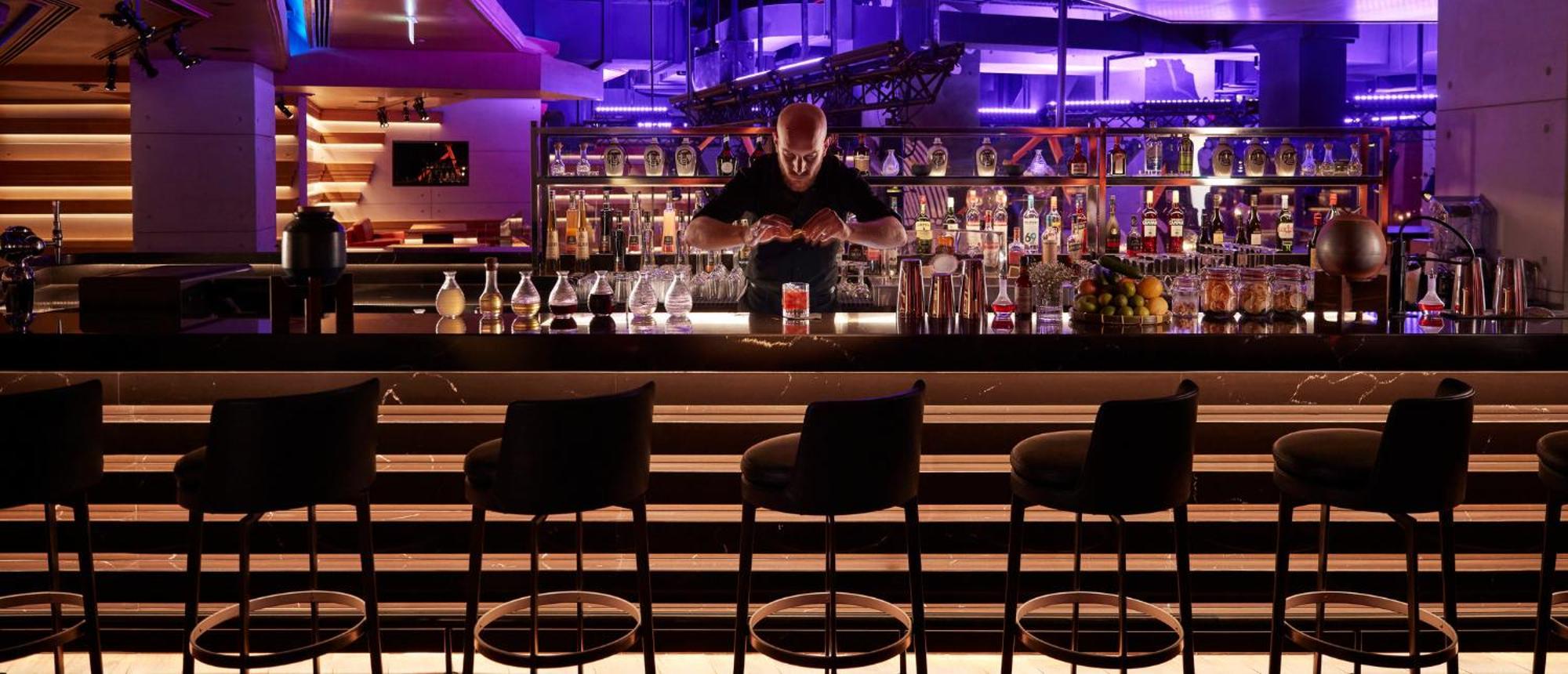 Mandarin Oriental Jumeira, Ντουμπάι Εξωτερικό φωτογραφία A bartender at work